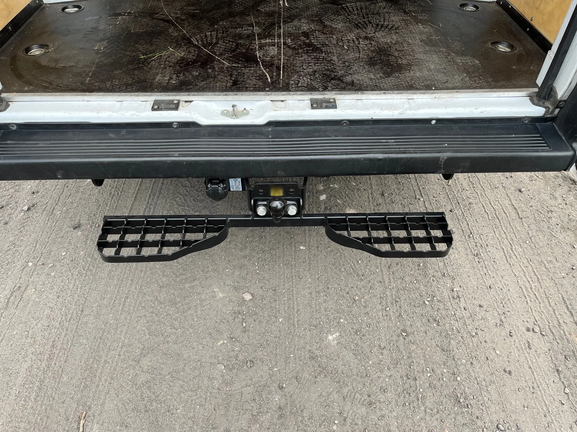 Doppelte Trittstufe für Anhängerkupplung M16 - Hecktrittstufe für Kastenwagen, Van und Camper – Bild 11