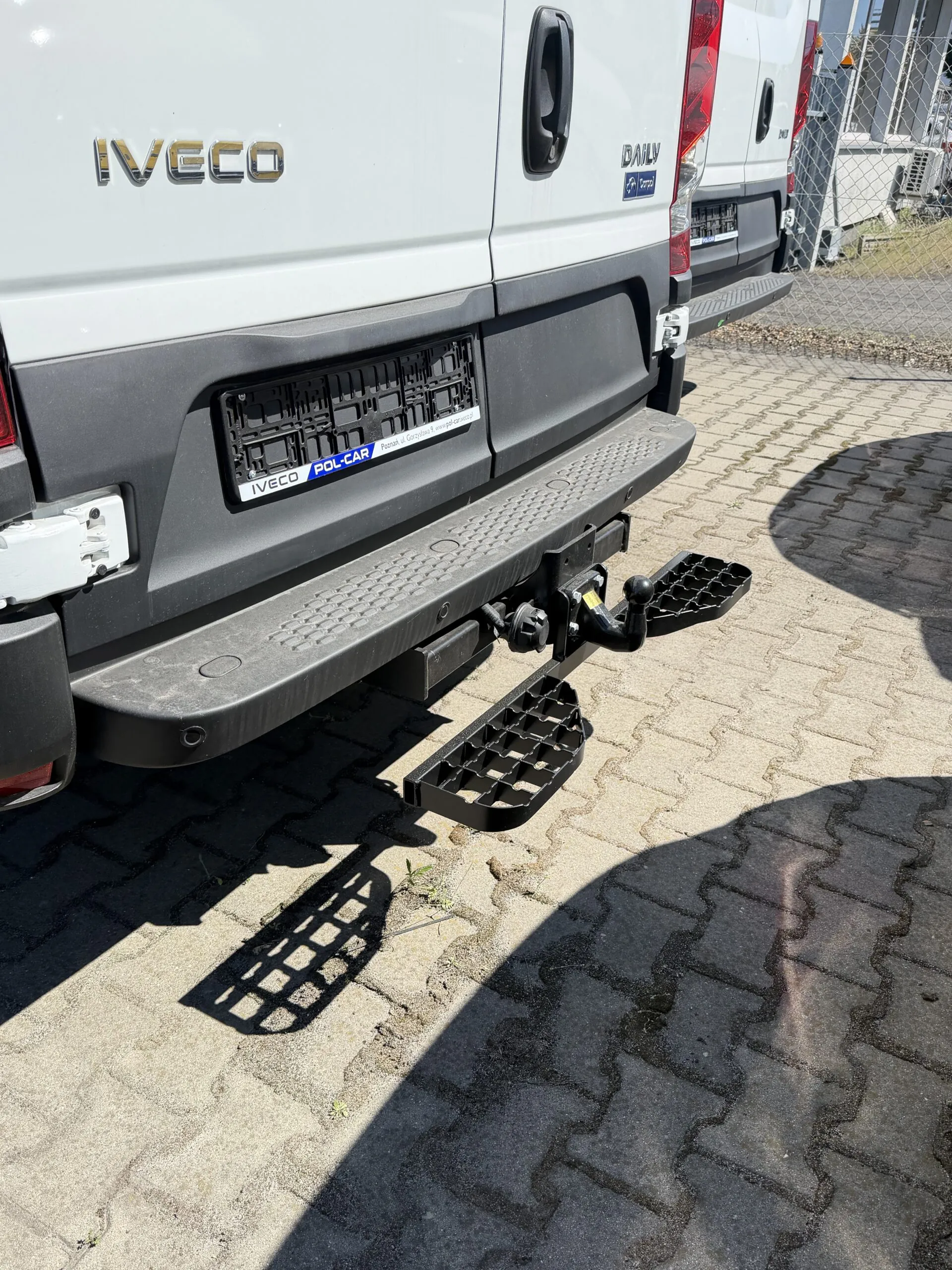Doppelte Trittstufe für Iveco Daily (ab 05/2014) - Anhängerkupplung 4 Schrauben M10, Lochabstand 83x56 mm – Bild 3