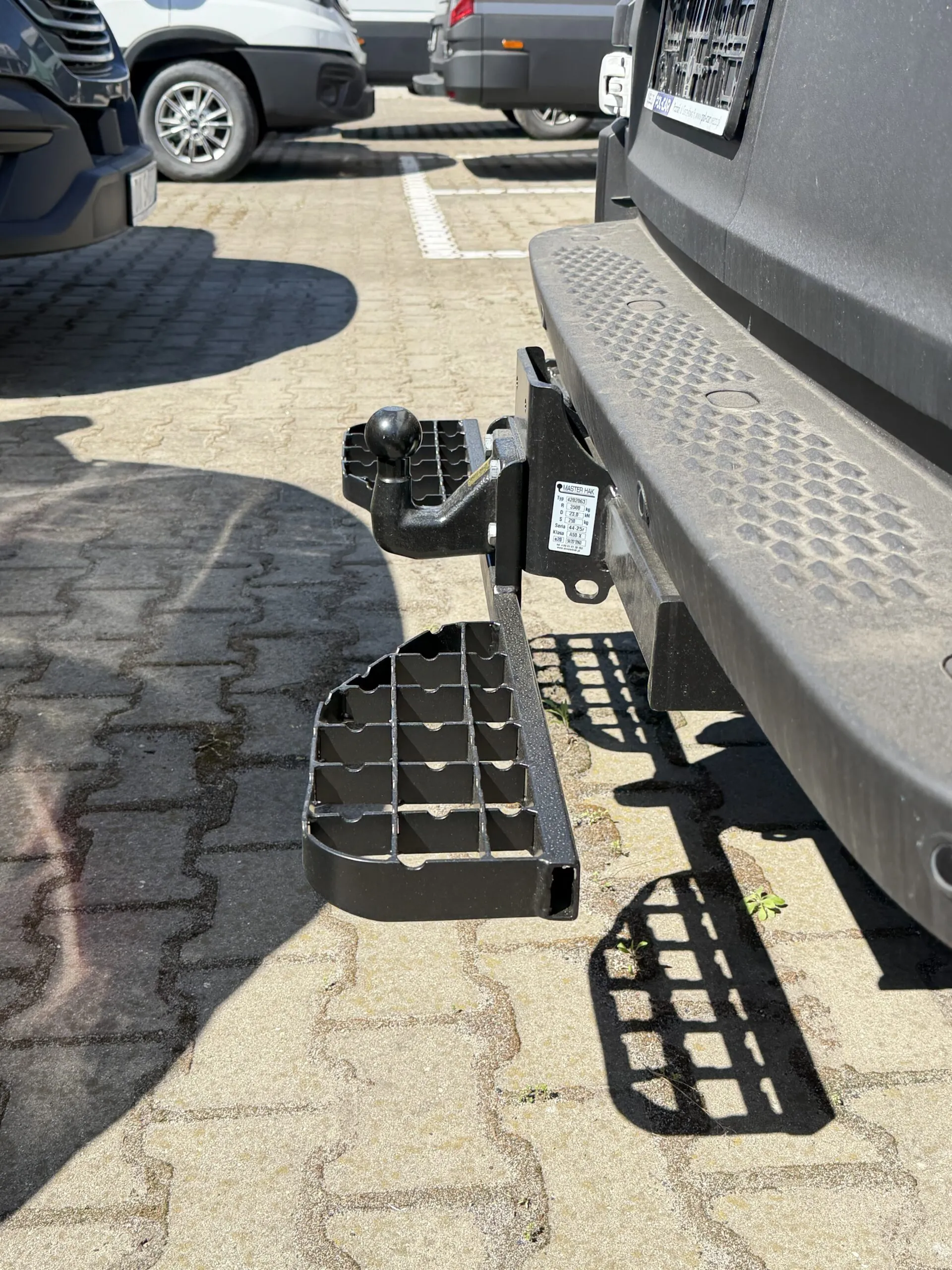Doppelte Trittstufe für Iveco Daily (ab 05/2014) - Anhängerkupplung 4 Schrauben M10, Lochabstand 83x56 mm – Bild 4