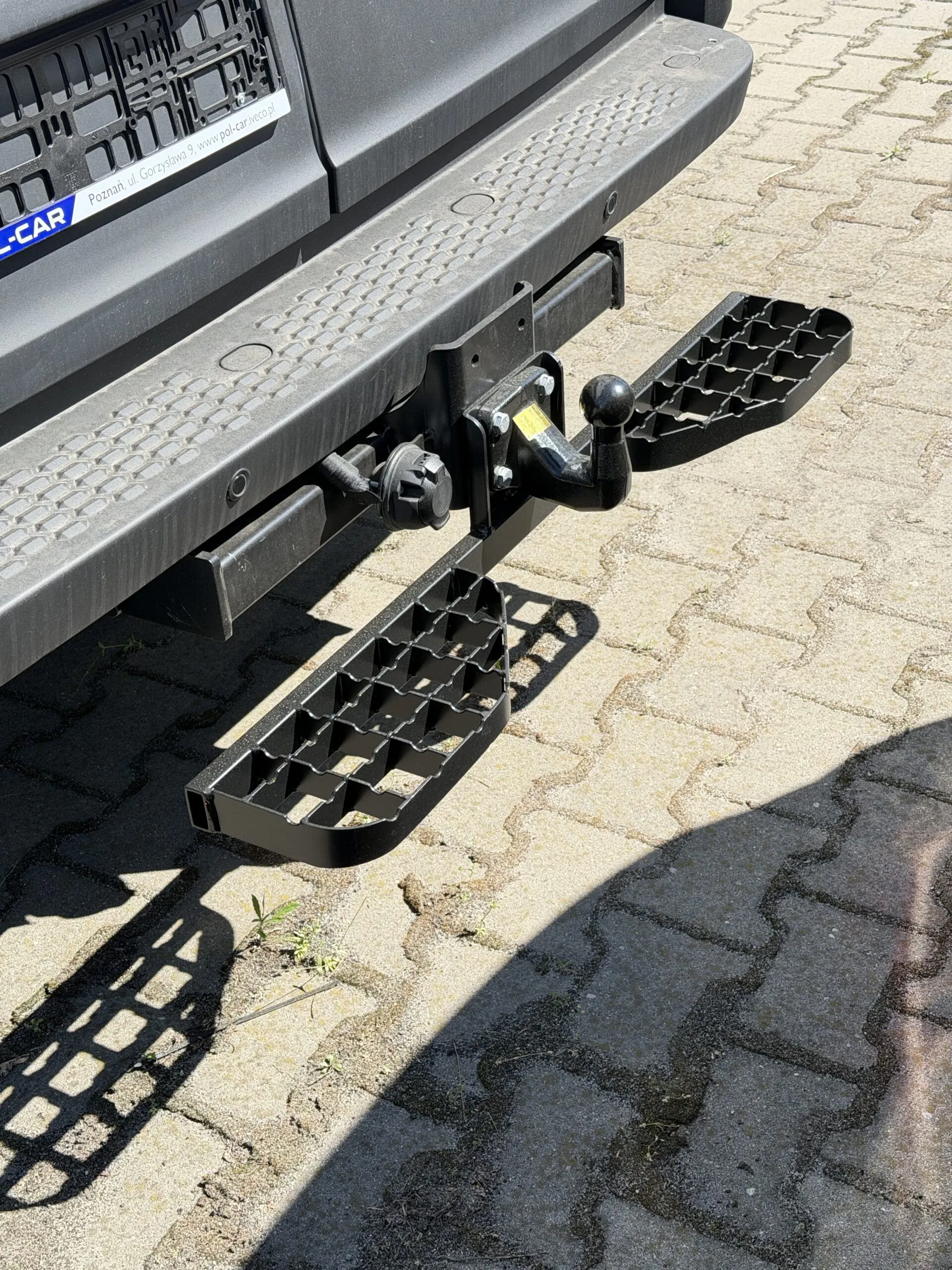 Doppelte Trittstufe für Iveco Daily (ab 05/2014) - Anhängerkupplung 4 Schrauben M10, Lochabstand 83x56 mm – Bild 5