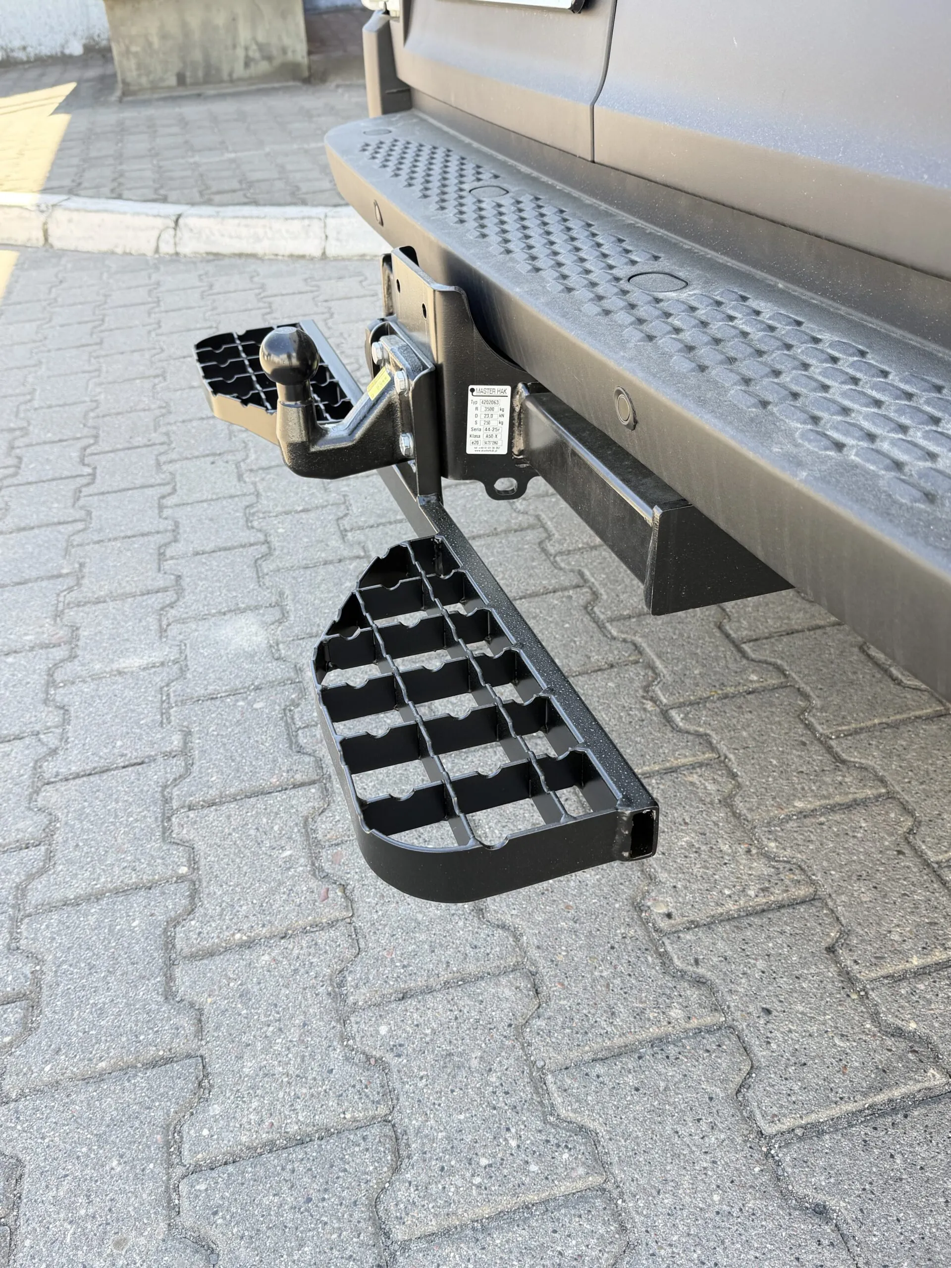 Doppelte Trittstufe für Iveco Daily (ab 05/2014) - Anhängerkupplung 4 Schrauben M10, Lochabstand 83x56 mm – Bild 6