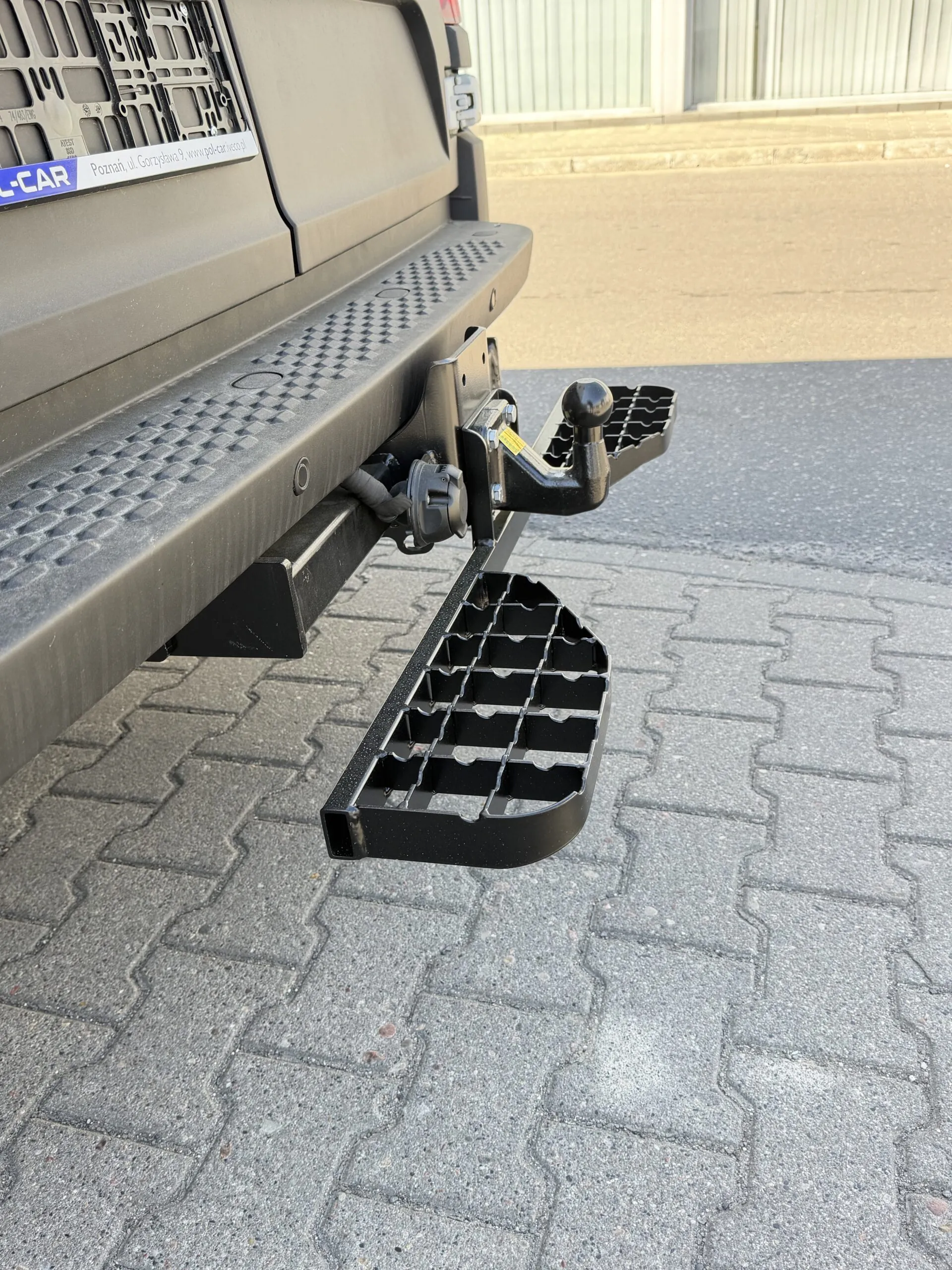 Doppelte Trittstufe für Iveco Daily (ab 05/2014) - Anhängerkupplung 4 Schrauben M10, Lochabstand 83x56 mm