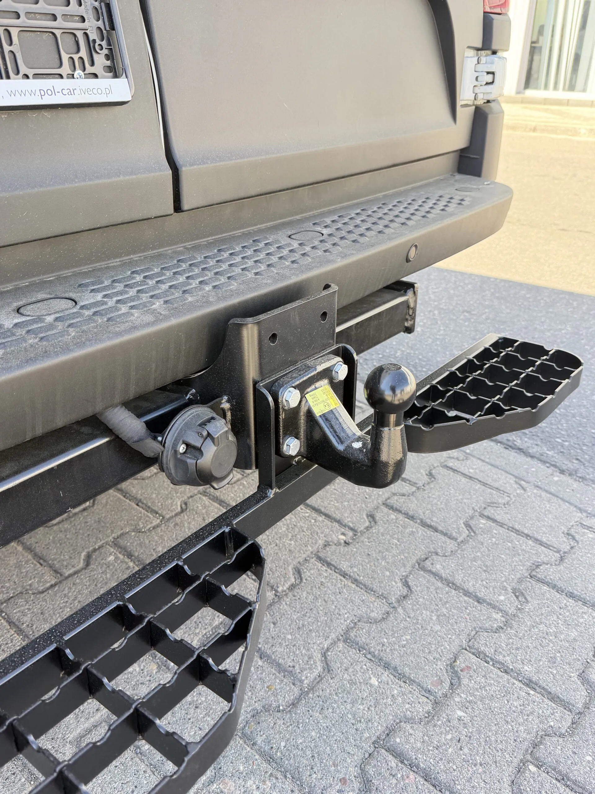 Doppelte Trittstufe für Iveco Daily (ab 05/2014) - Anhängerkupplung 4 Schrauben M10, Lochabstand 83x56 mm – Bild 8