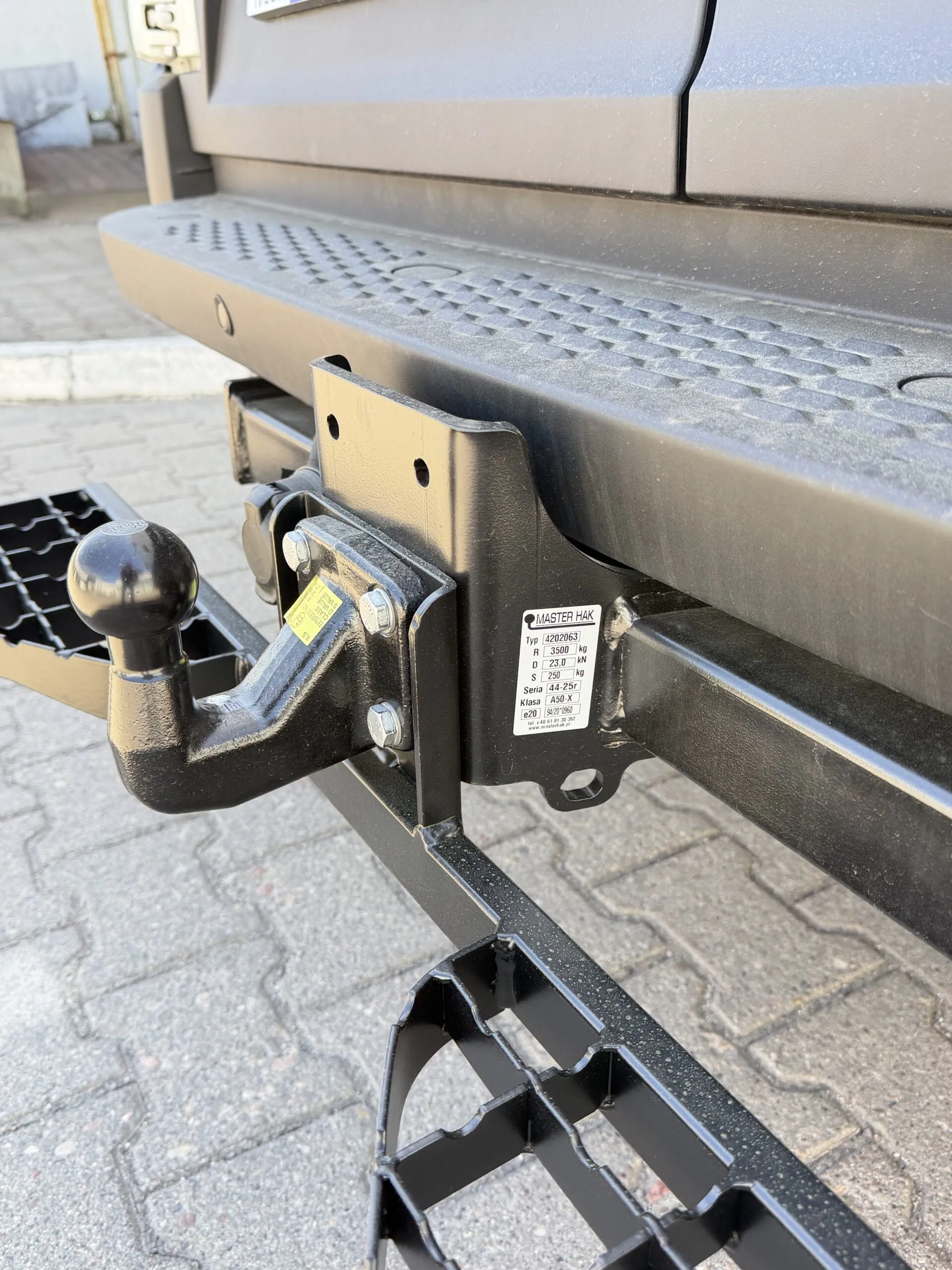 Doppelte Trittstufe für Iveco Daily (ab 05/2014) - Anhängerkupplung 4 Schrauben M10, Lochabstand 83x56 mm – Bild 9