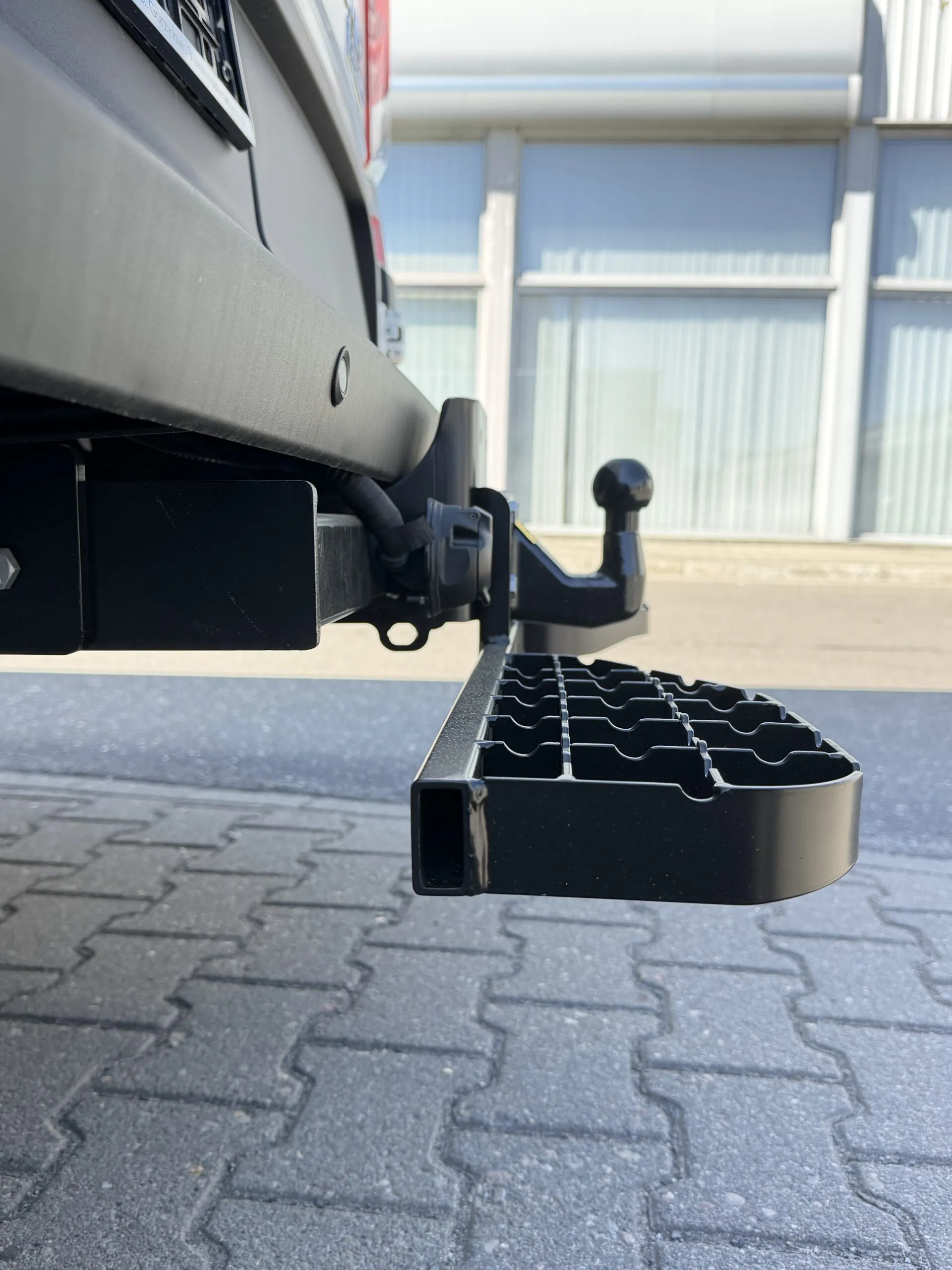 Doppelte Trittstufe für Iveco Daily (ab 05/2014) - Anhängerkupplung 4 Schrauben M10, Lochabstand 83x56 mm – Bild 10