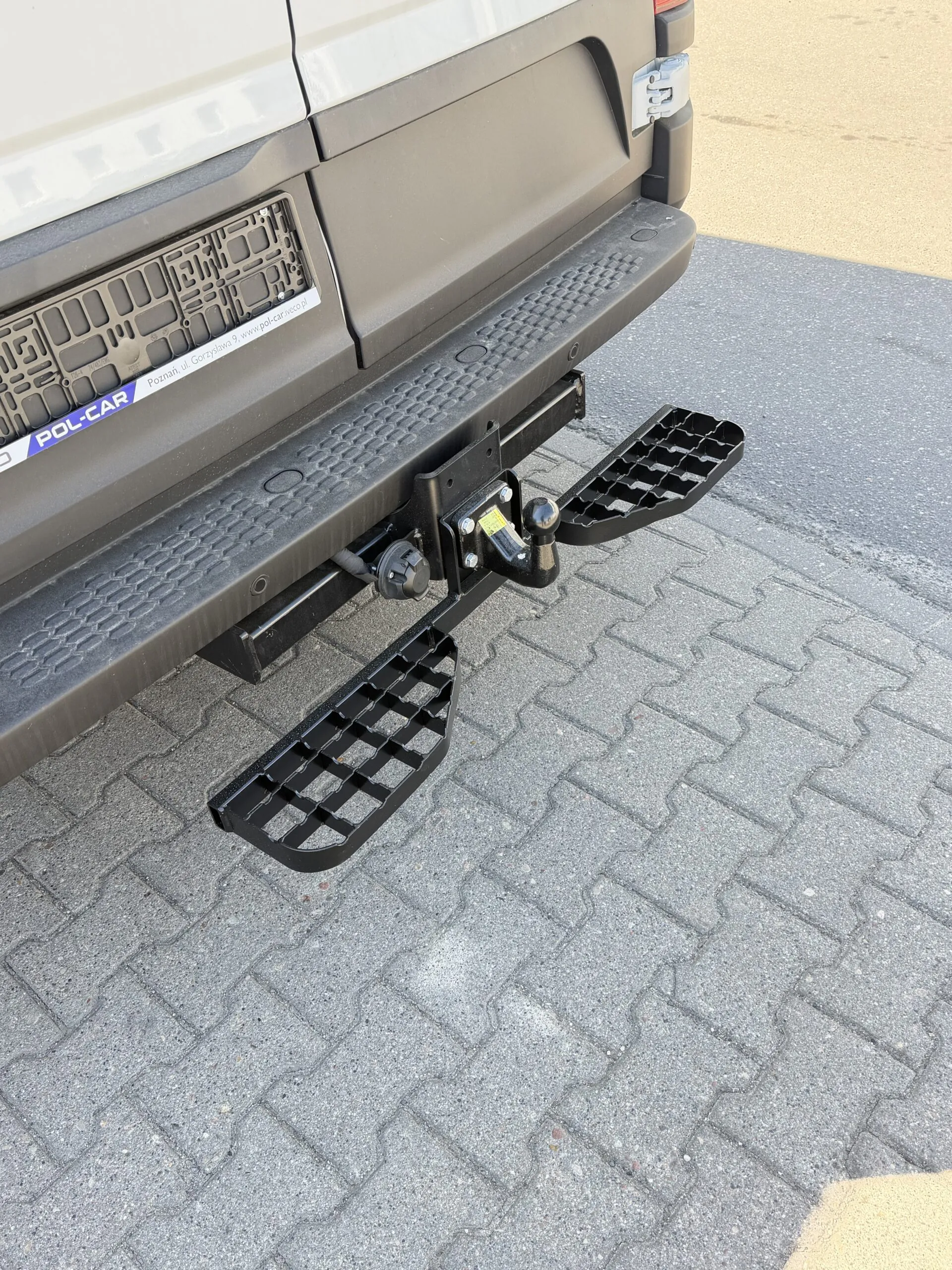 Doppelte Trittstufe für Iveco Daily (ab 05/2014) - Anhängerkupplung 4 Schrauben M10, Lochabstand 83x56 mm – Bild 13
