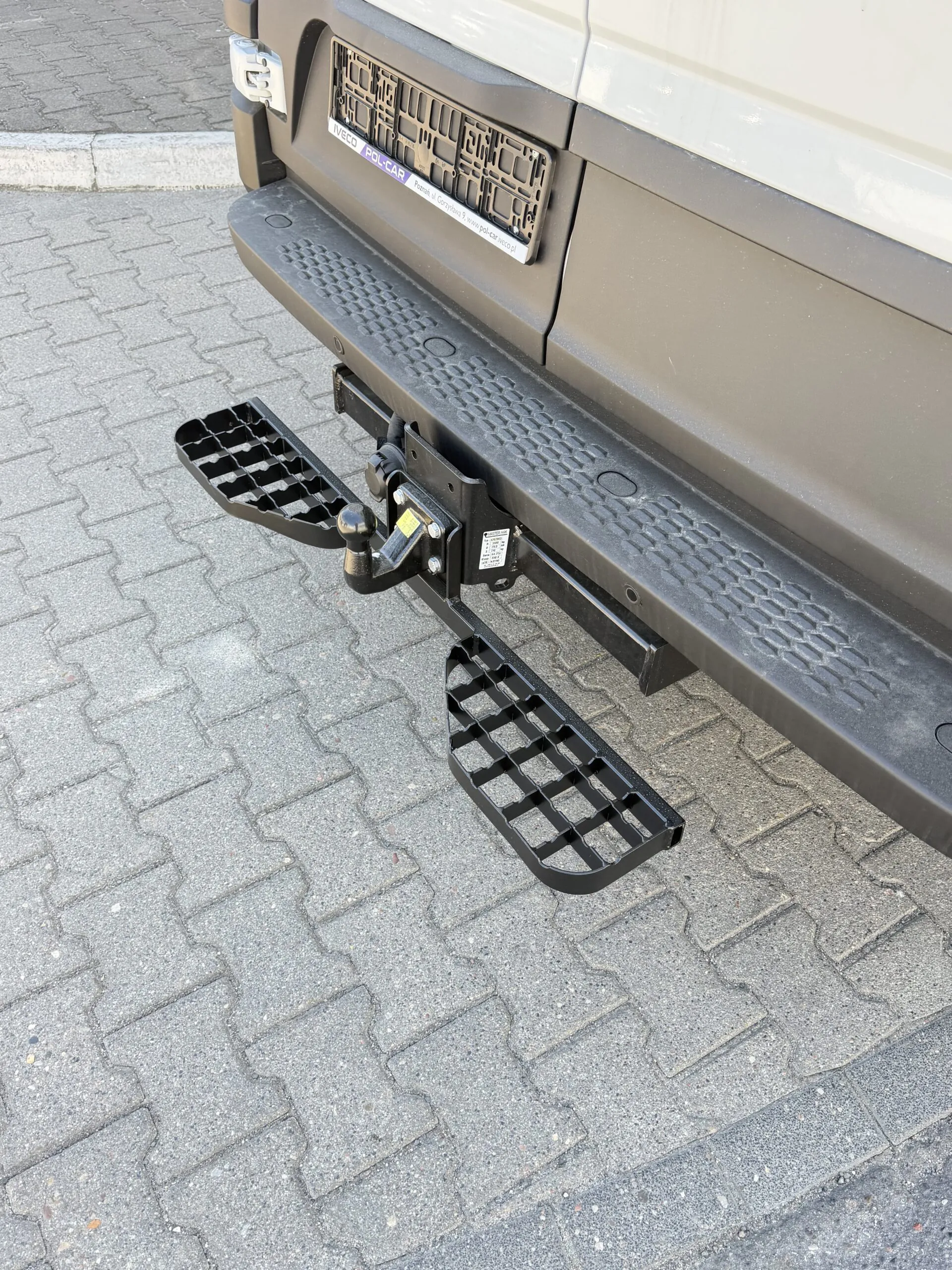 Doppelte Trittstufe für Iveco Daily (ab 05/2014) - Anhängerkupplung 4 Schrauben M10, Lochabstand 83x56 mm – Bild 2