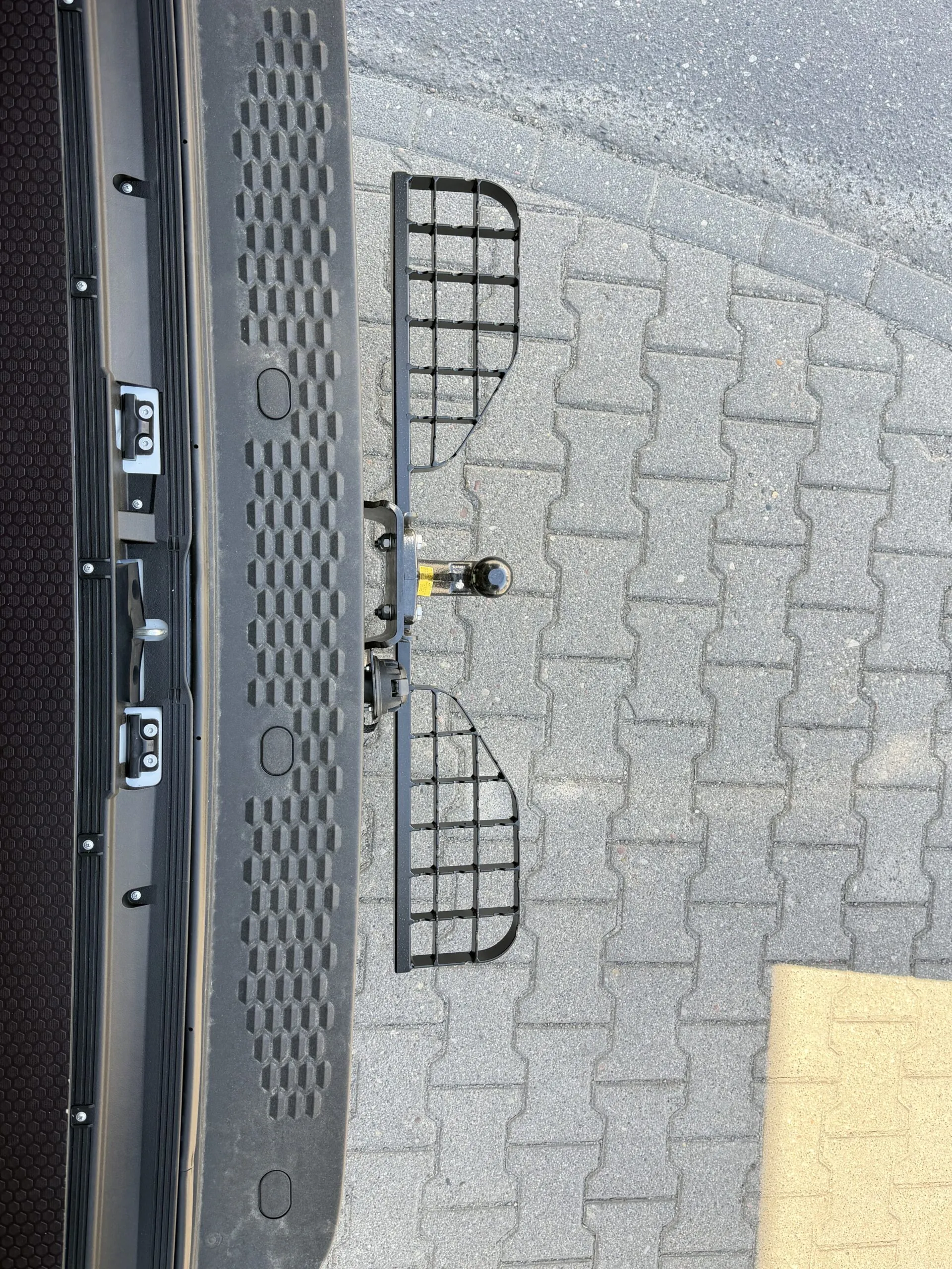 Doppelte Trittstufe für Iveco Daily (ab 05/2014) - Anhängerkupplung 4 Schrauben M10, Lochabstand 83x56 mm – Bild 14